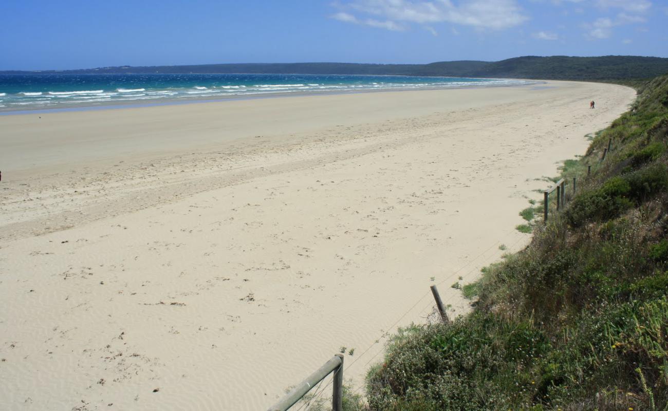 Фото Waratah Beach с светлый песок поверхностью