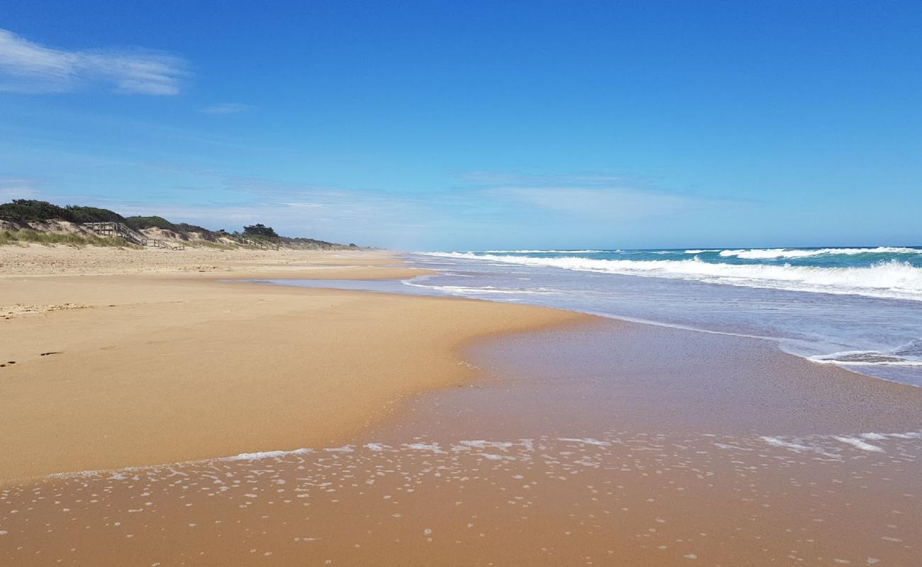 Фото Mcloughlins Beach с светлый песок поверхностью