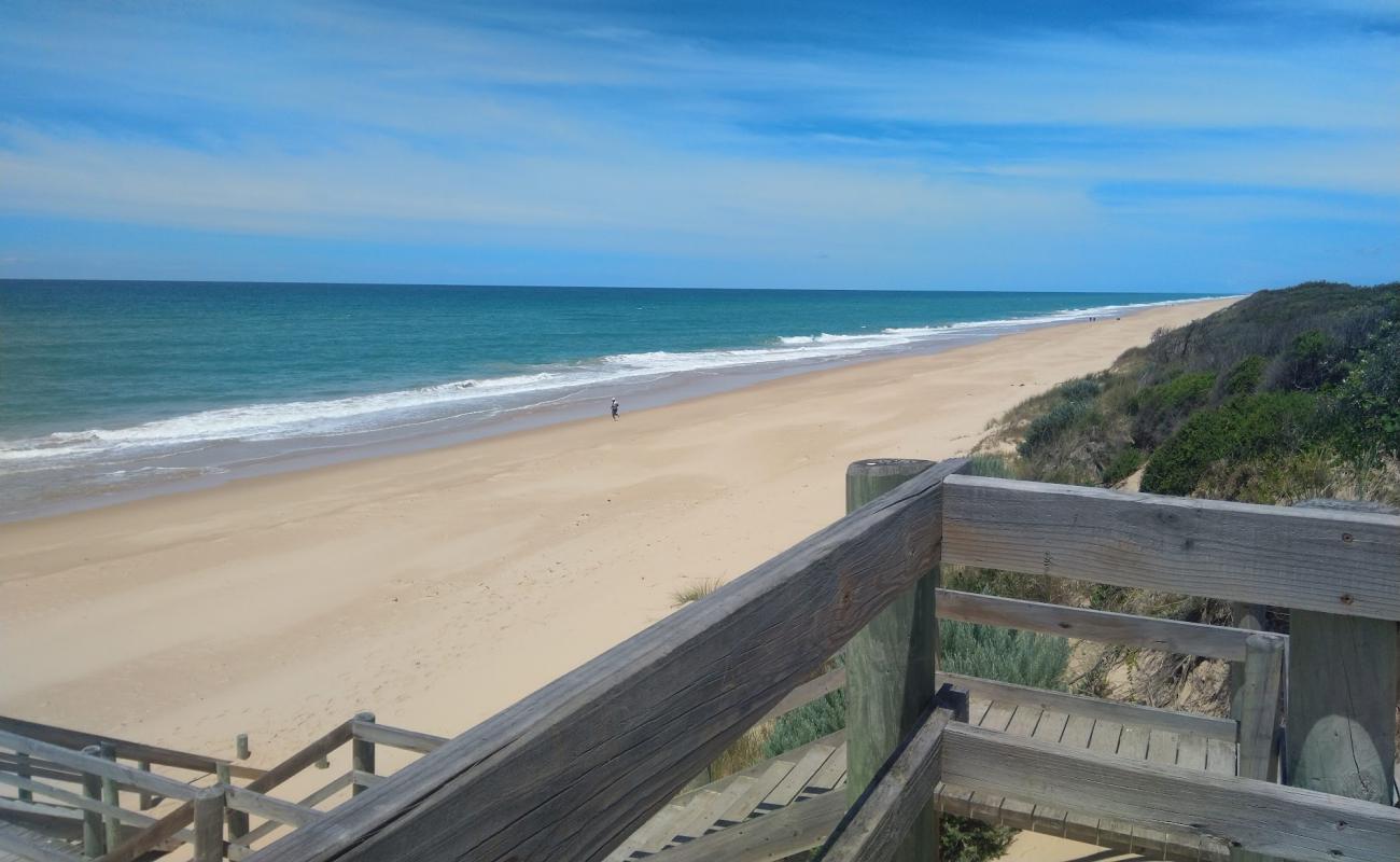 Фото Glomar Beach с золотистый песок поверхностью