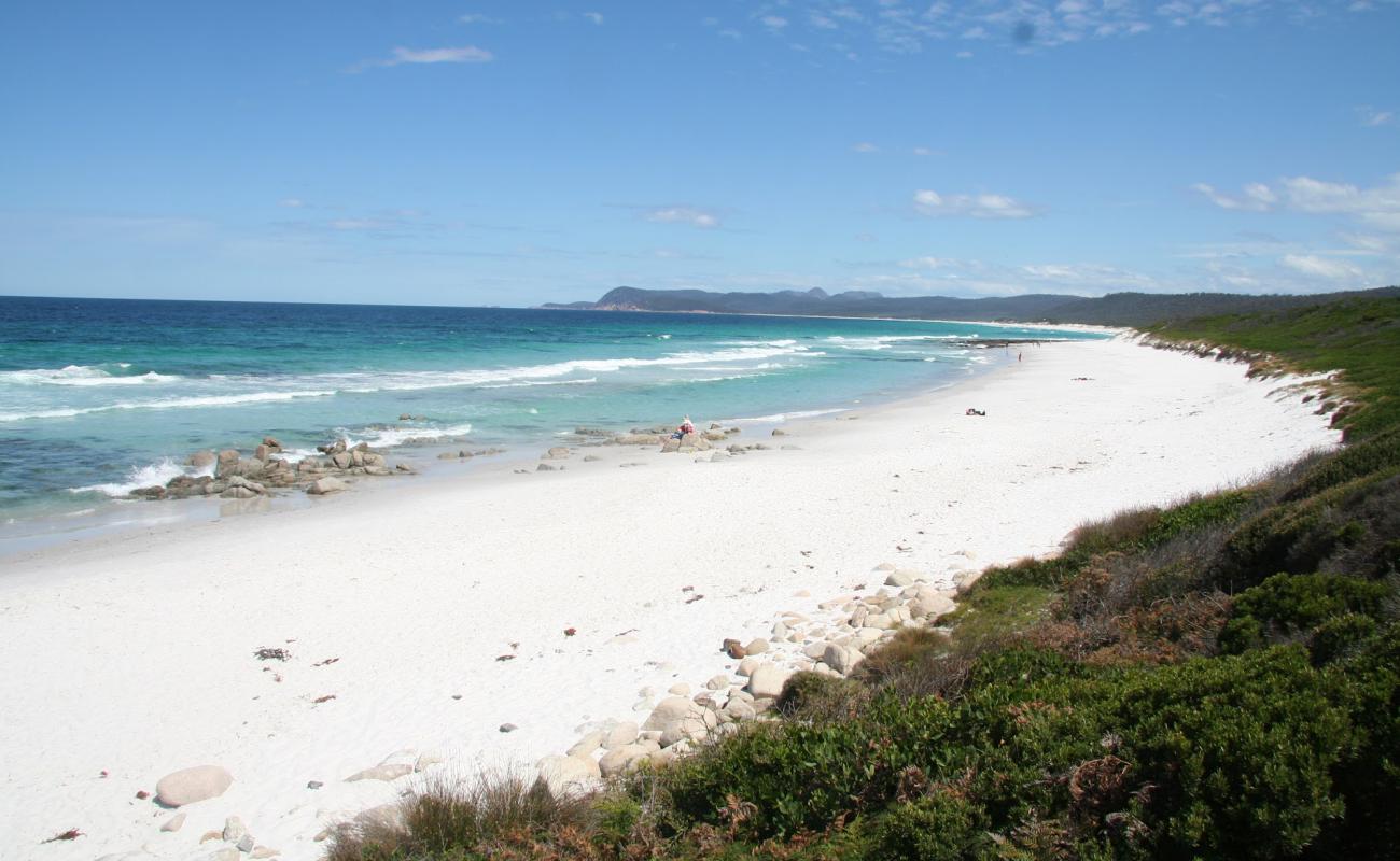 Фото Binalong Bay с белый чистый песок поверхностью