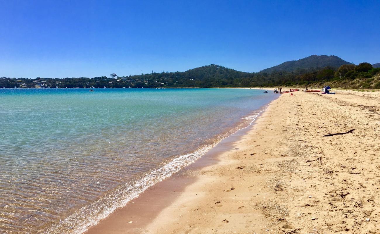 Фото Richardsons Beach с светлый песок поверхностью