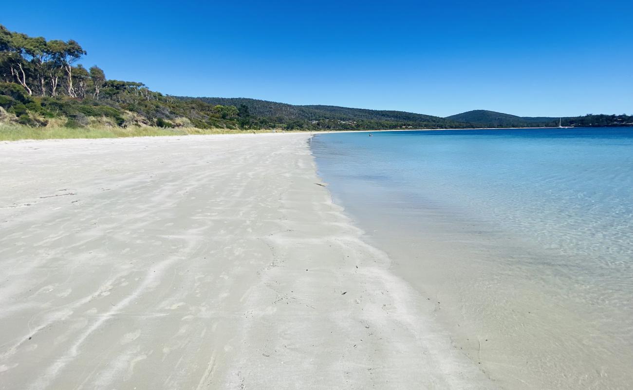 Фото White Beach с светлый песок поверхностью