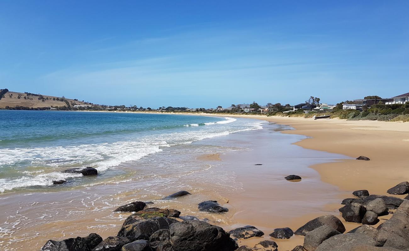 Фото Cremorne Beach с светлый песок поверхностью