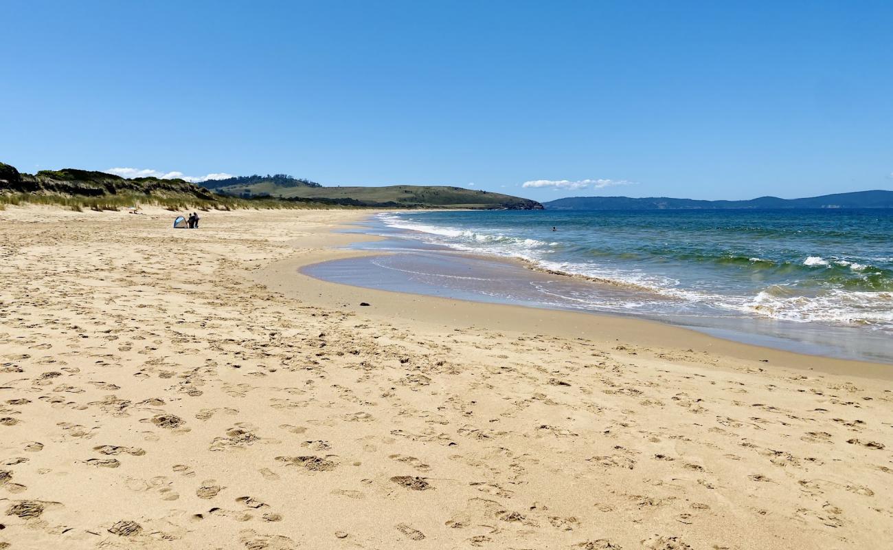 Фото Goat's Beach с светлый песок поверхностью