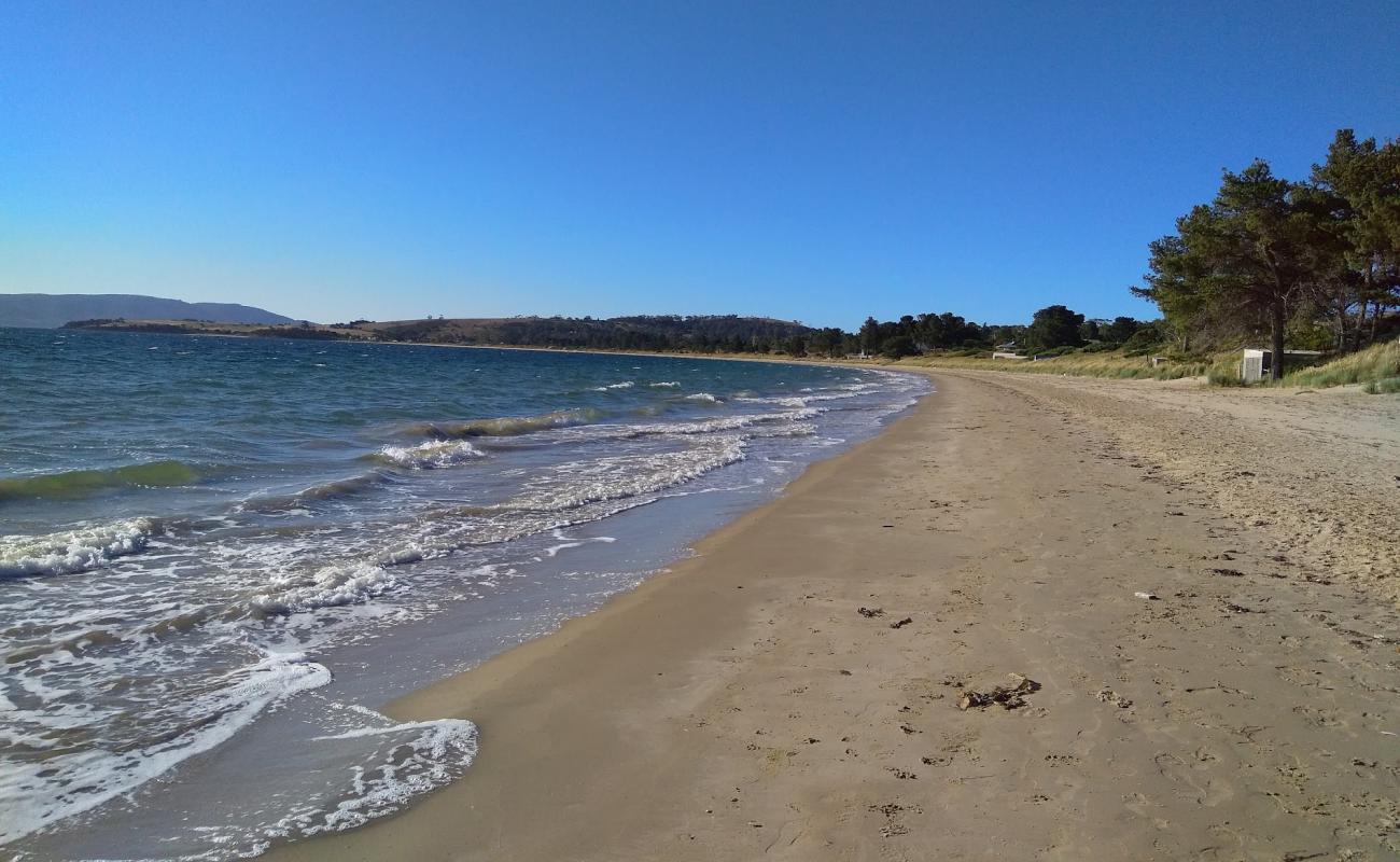 Фото South Arm Beach с светлый песок поверхностью