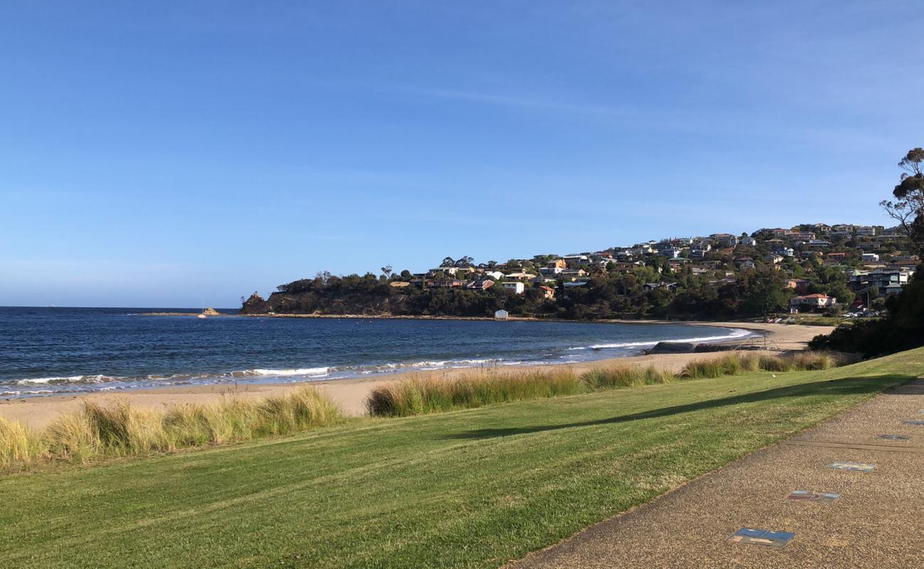 Фото Blackmans Bay Beach с светлый песок поверхностью