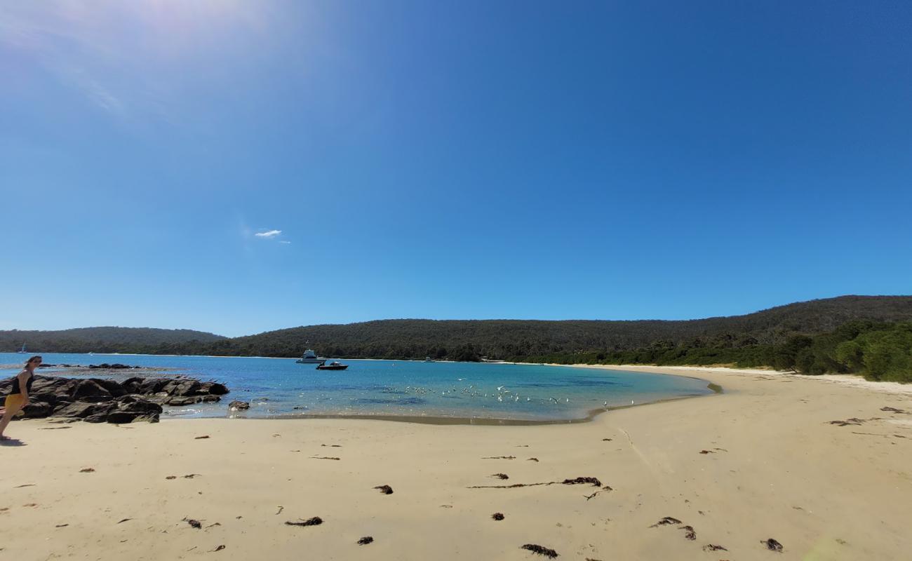 Фото Motts Beach с светлый песок поверхностью