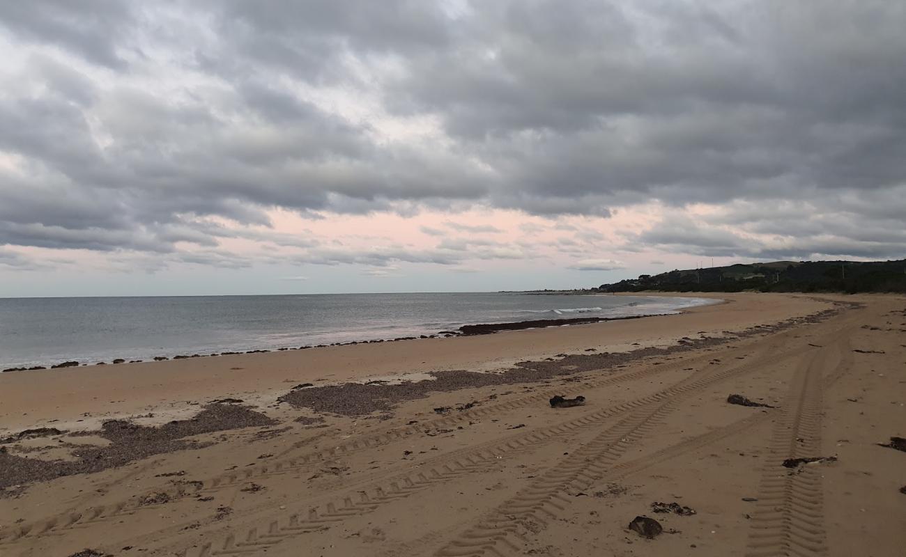 Фото Fairlands Beach с светлый песок поверхностью