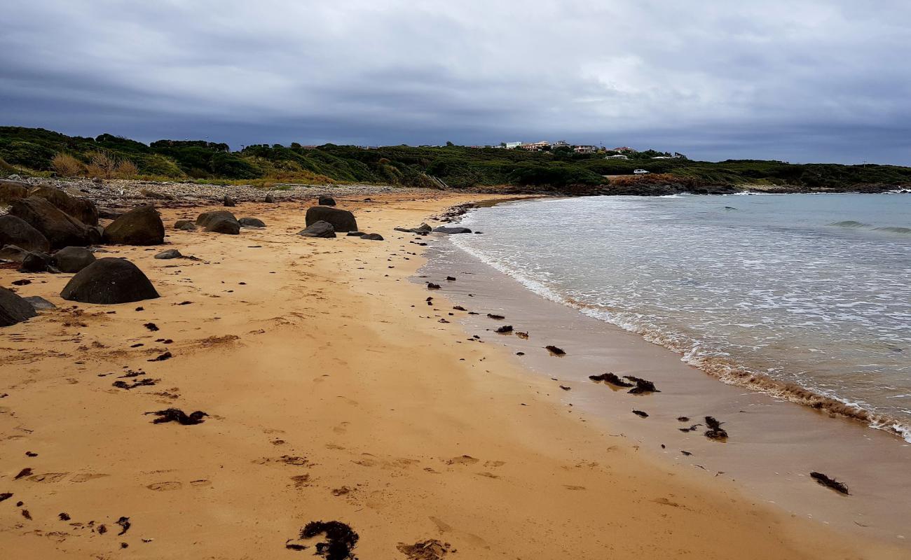 Фото Back Beach с светлый песок поверхностью