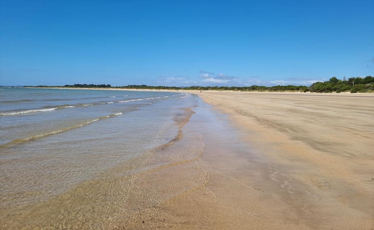 Фото Greens Beach с светлый песок поверхностью