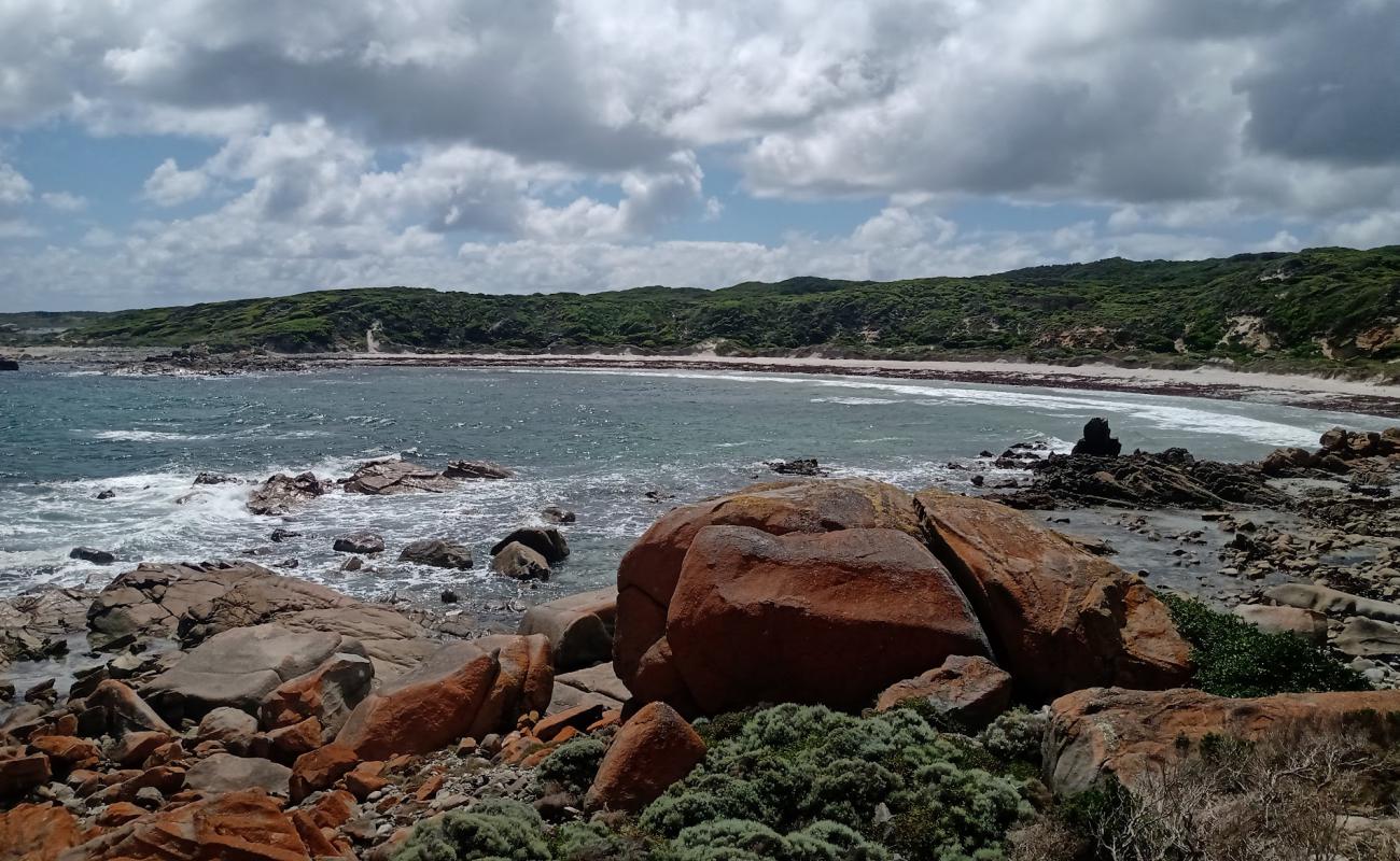 Фото British Admiral Beach с светлый песок поверхностью