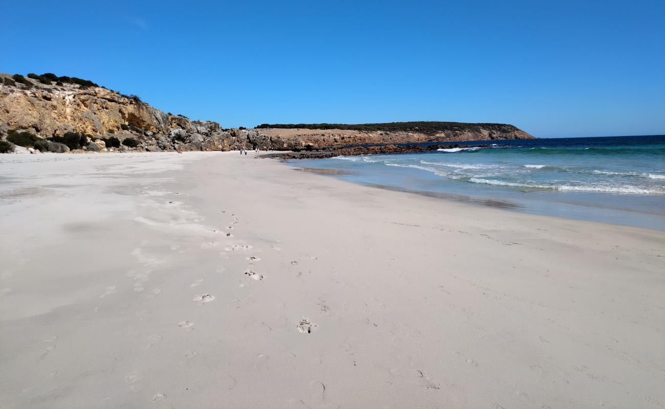 Фото Stokes Bay Beach с светлый песок поверхностью