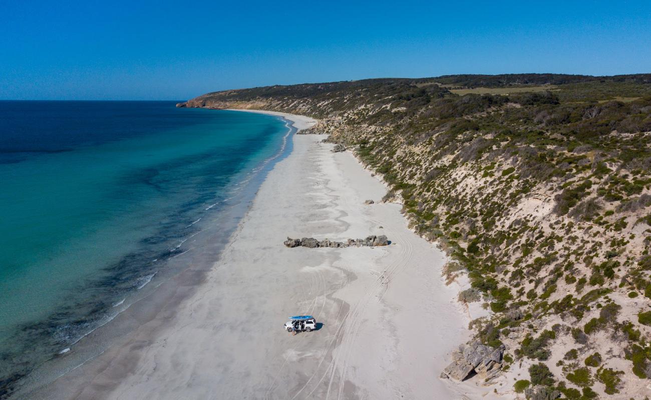 Фото Emu Bay Beach с светлый песок поверхностью