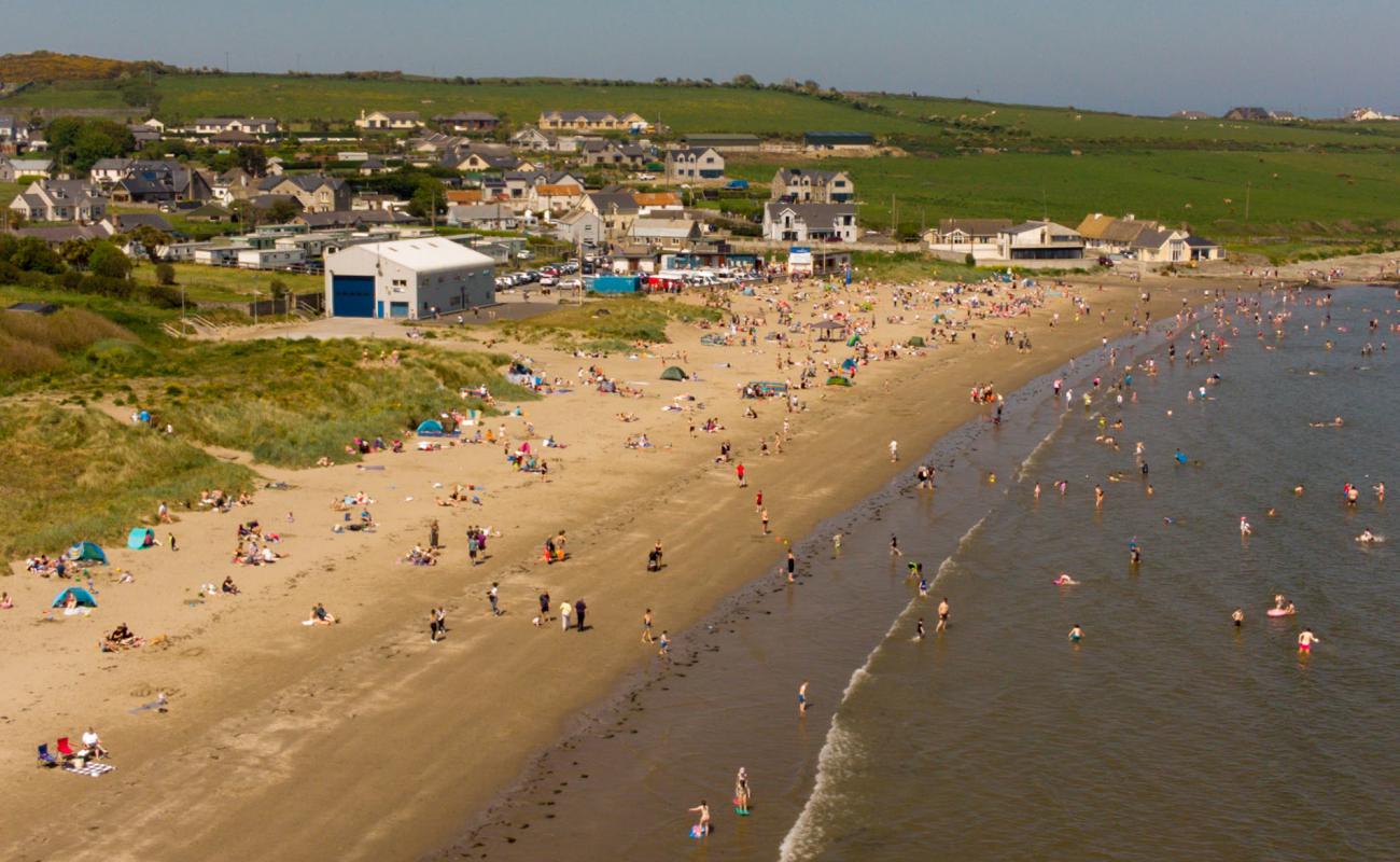 Фото Clogherhead Beach с светлый песок поверхностью