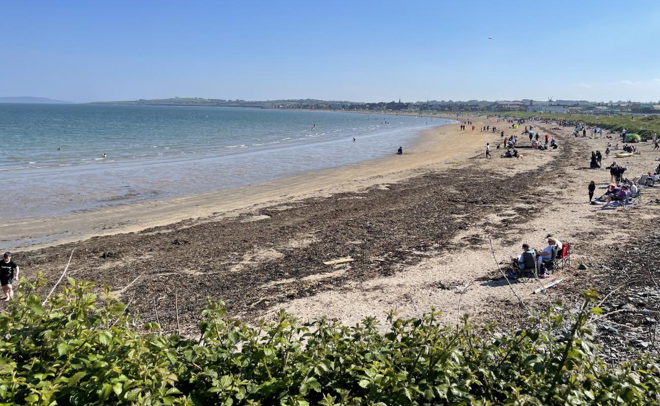 Фото Skerries Beach с светлый песок поверхностью