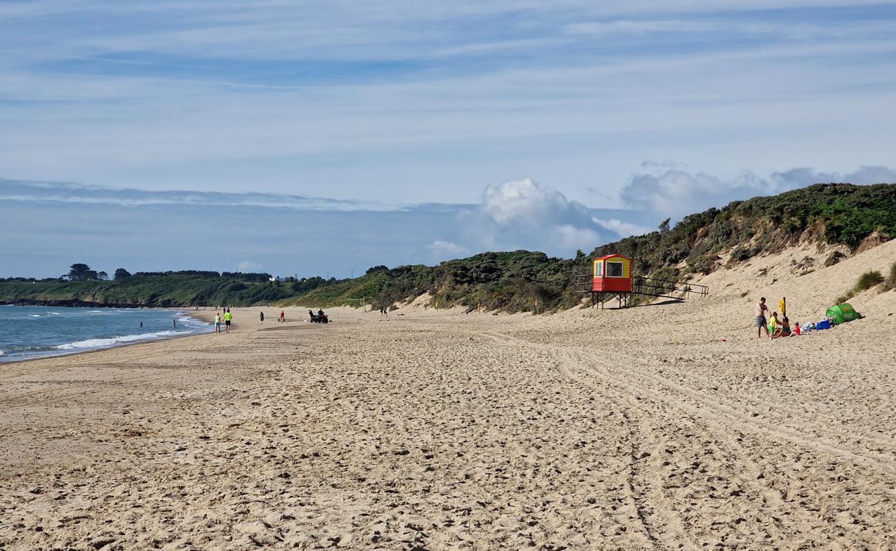 Фото Brittas Bay Beach с светлый песок поверхностью