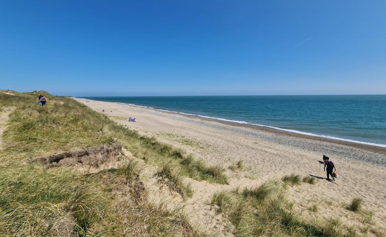 Фото Sallymount Bay Beach с светлый песок поверхностью