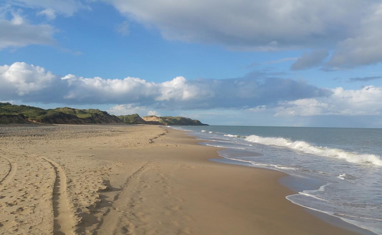 Фото Kilpatrick Beach с светлый песок поверхностью