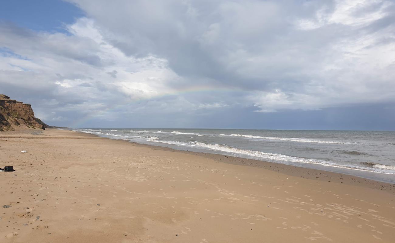 Фото Tinnaberna Beach с песок с галькой поверхностью