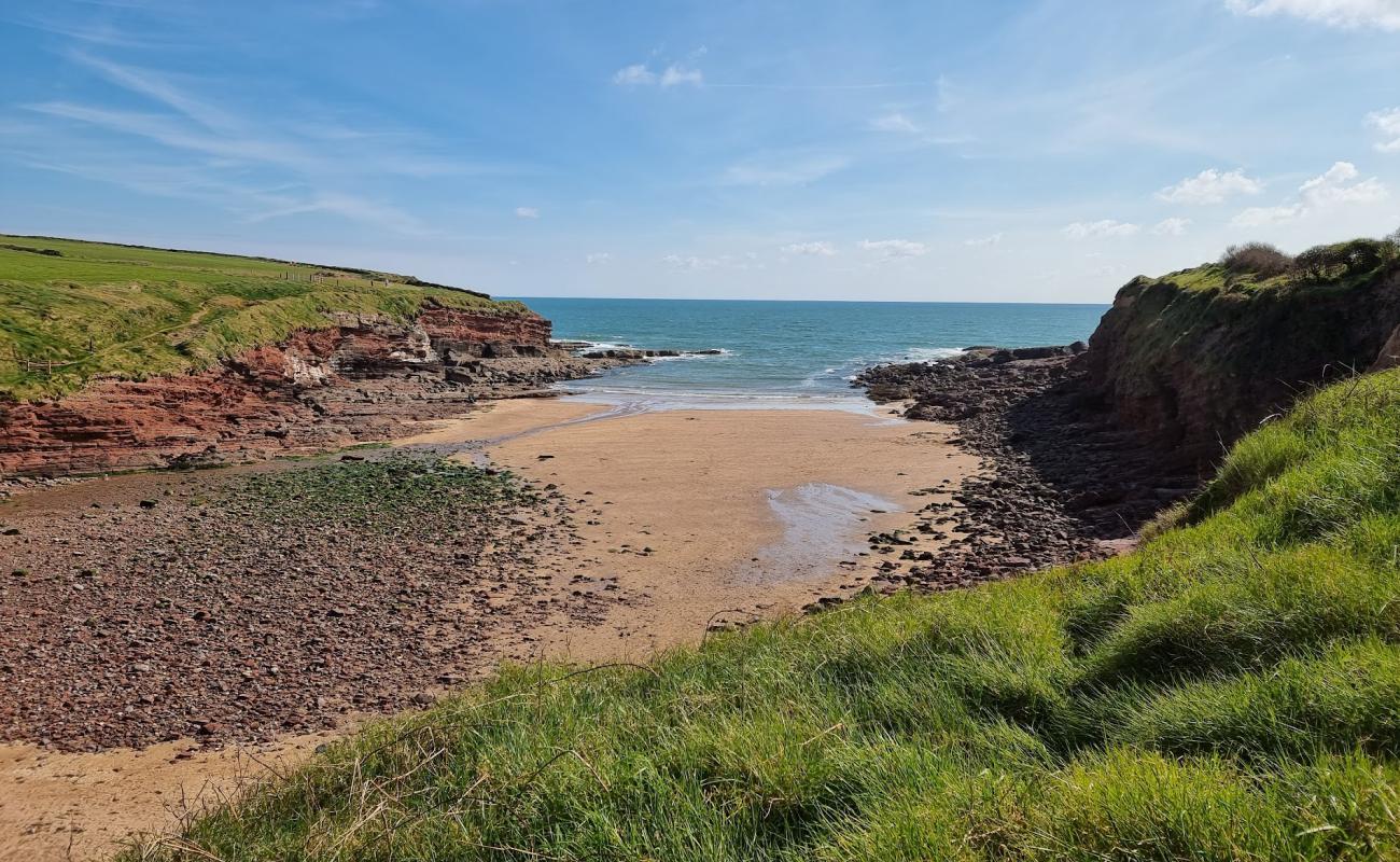 Фото Rathmoylan Cove Beach с песок с галькой поверхностью