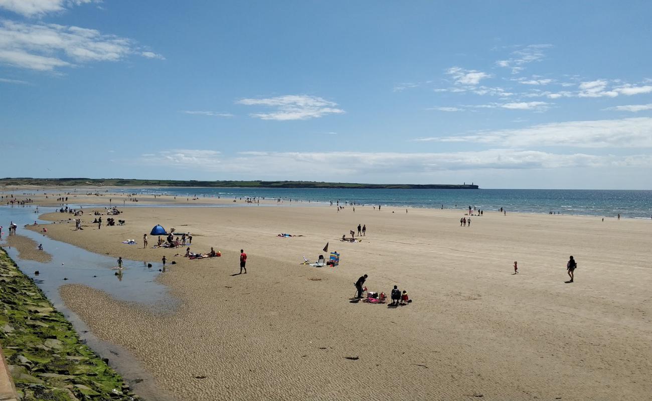 Фото Tramore Beach с песок с галькой поверхностью