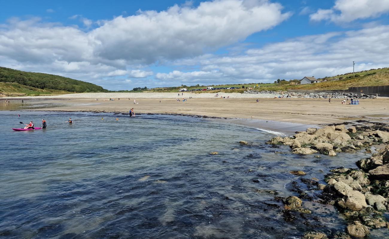 Фото Kilmurrin Beach с песок с галькой поверхностью