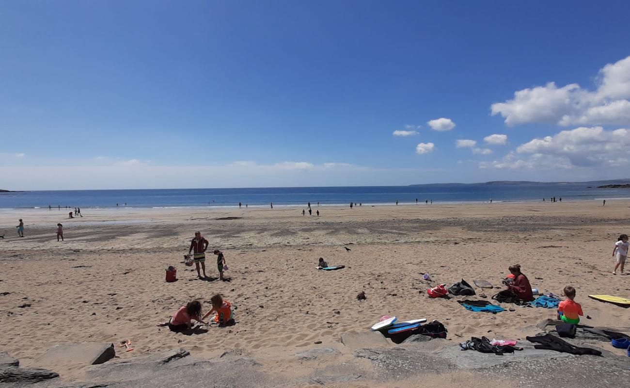 Фото Garylucas Beach с светлый песок поверхностью