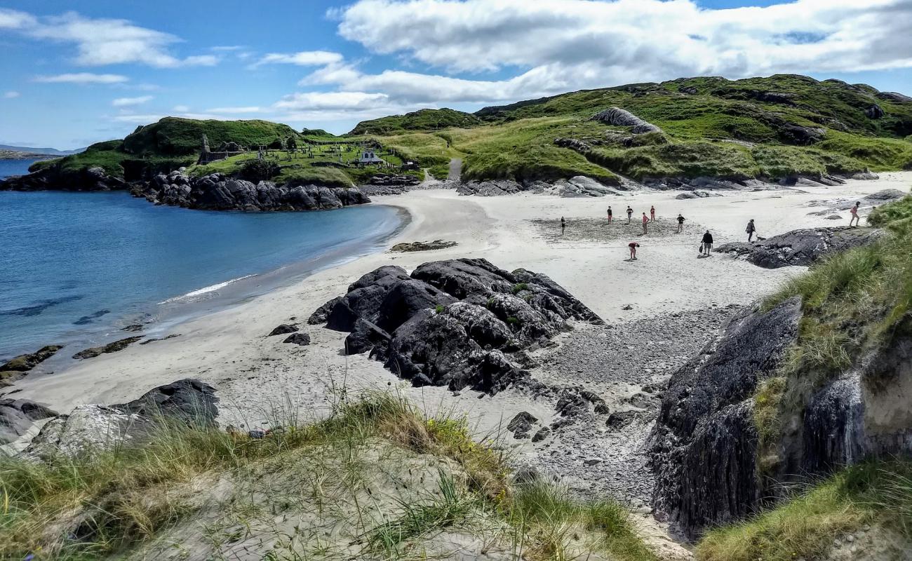 Фото Derrynane Beach с светлый песок поверхностью