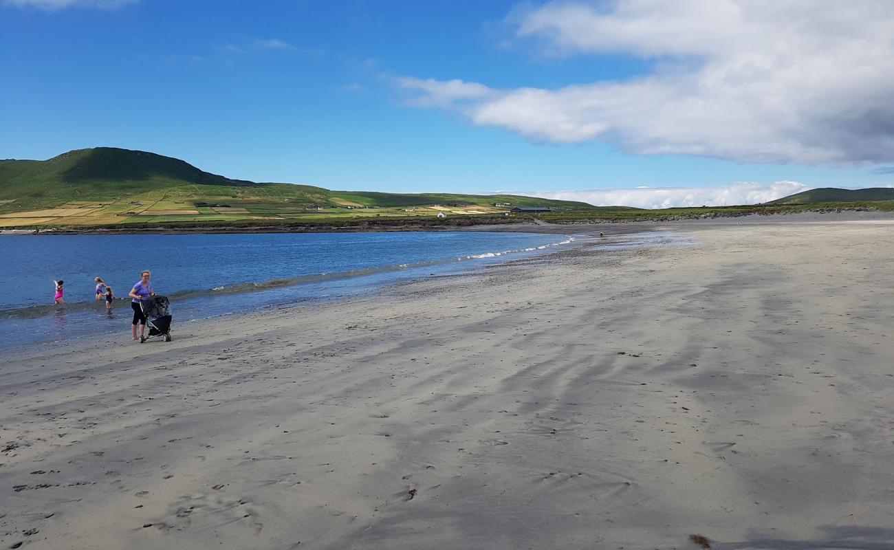 Фото Whitestrand Beach с светлый песок поверхностью