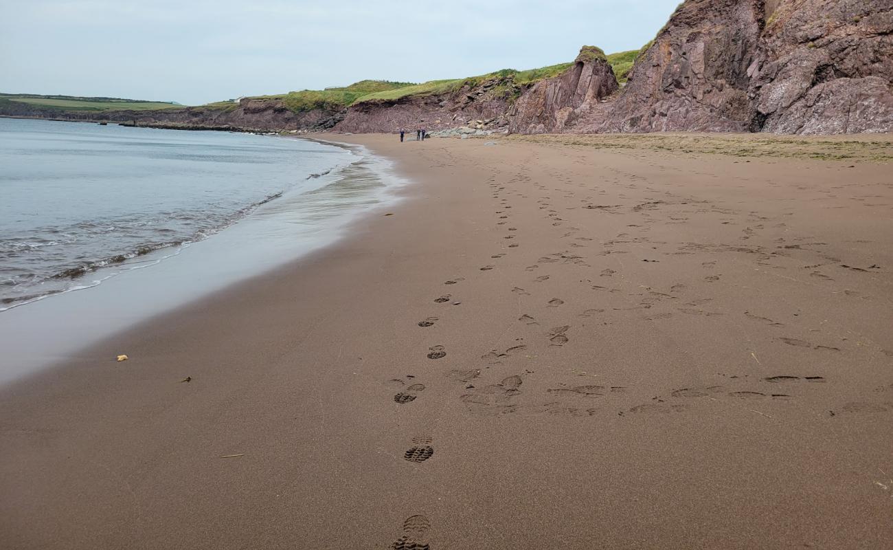 Фото Kinard Beach с песок с камнями поверхностью