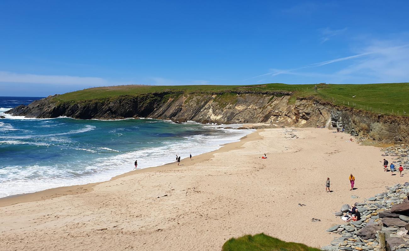 Фото Clogher Beach с светлый песок поверхностью