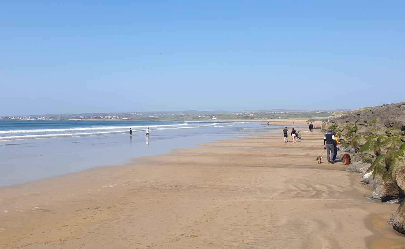 Фото Lahinch Beach с золотистый песок поверхностью