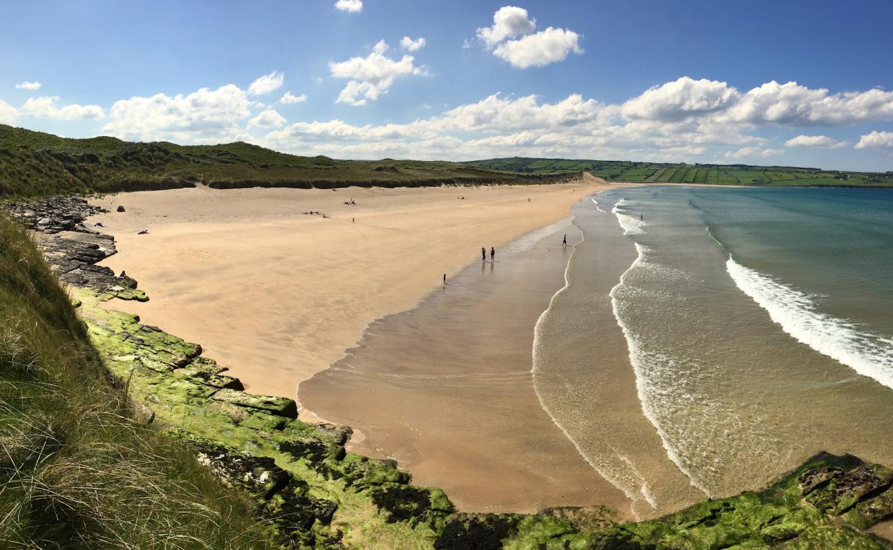 Фото Carrowmore Beach с светлый песок поверхностью