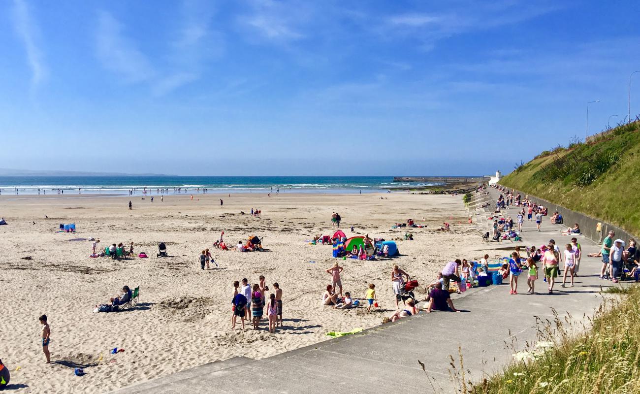 Фото Enniscrone Beach с светлый песок поверхностью