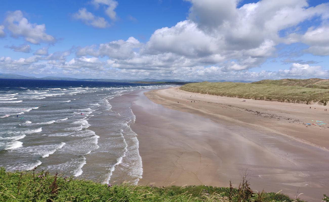 Фото Tullan Beach с золотистый песок поверхностью