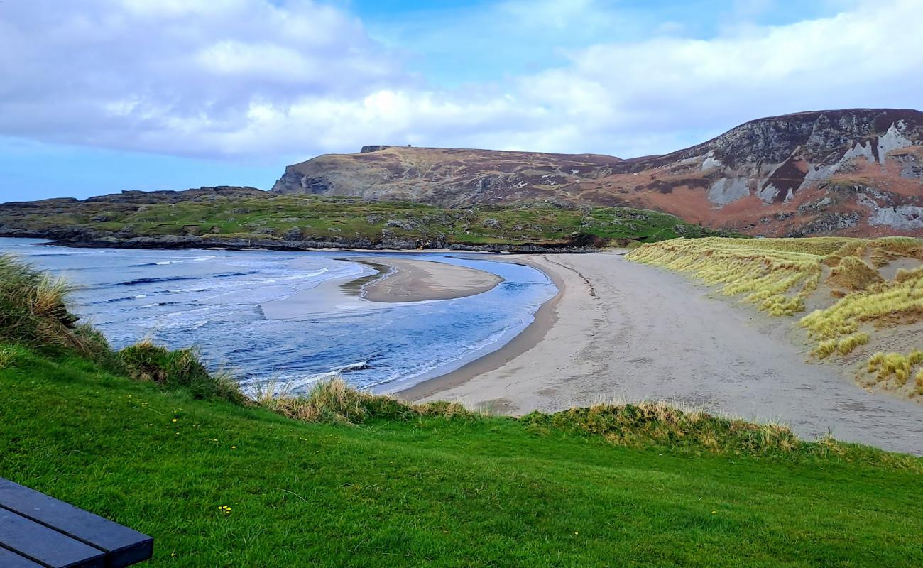 Фото Glencolumbkille Beach с светлый песок поверхностью