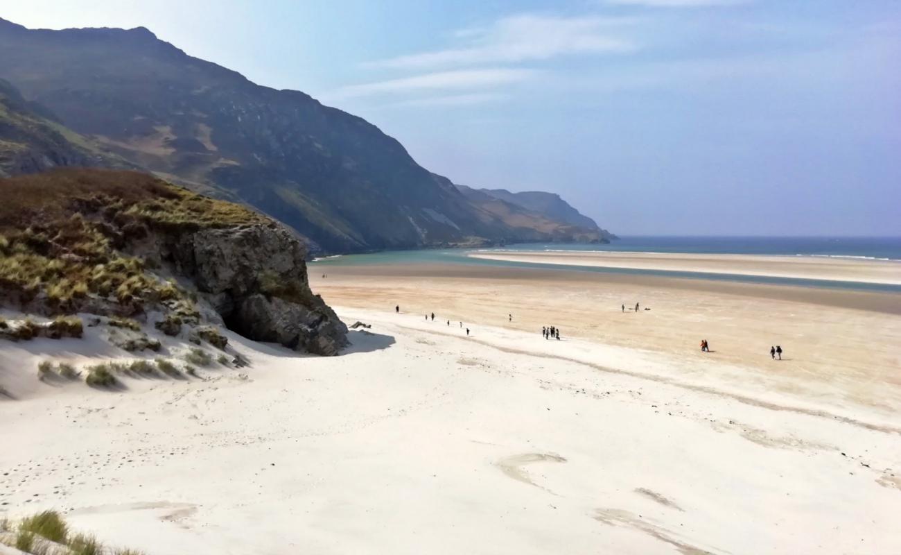 Фото Maghera Beach с светлый песок поверхностью