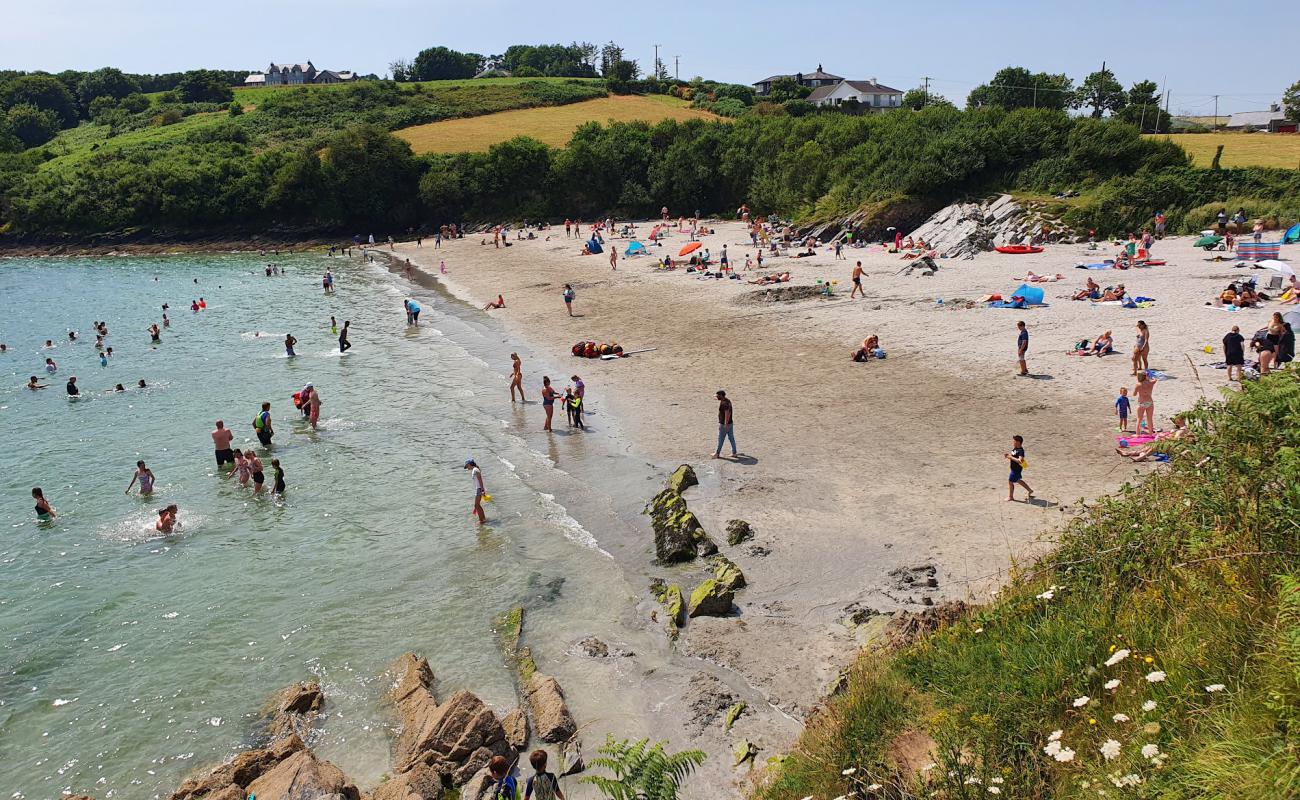 Фото Dock Beach (Kinsale Beach) с светлый песок поверхностью