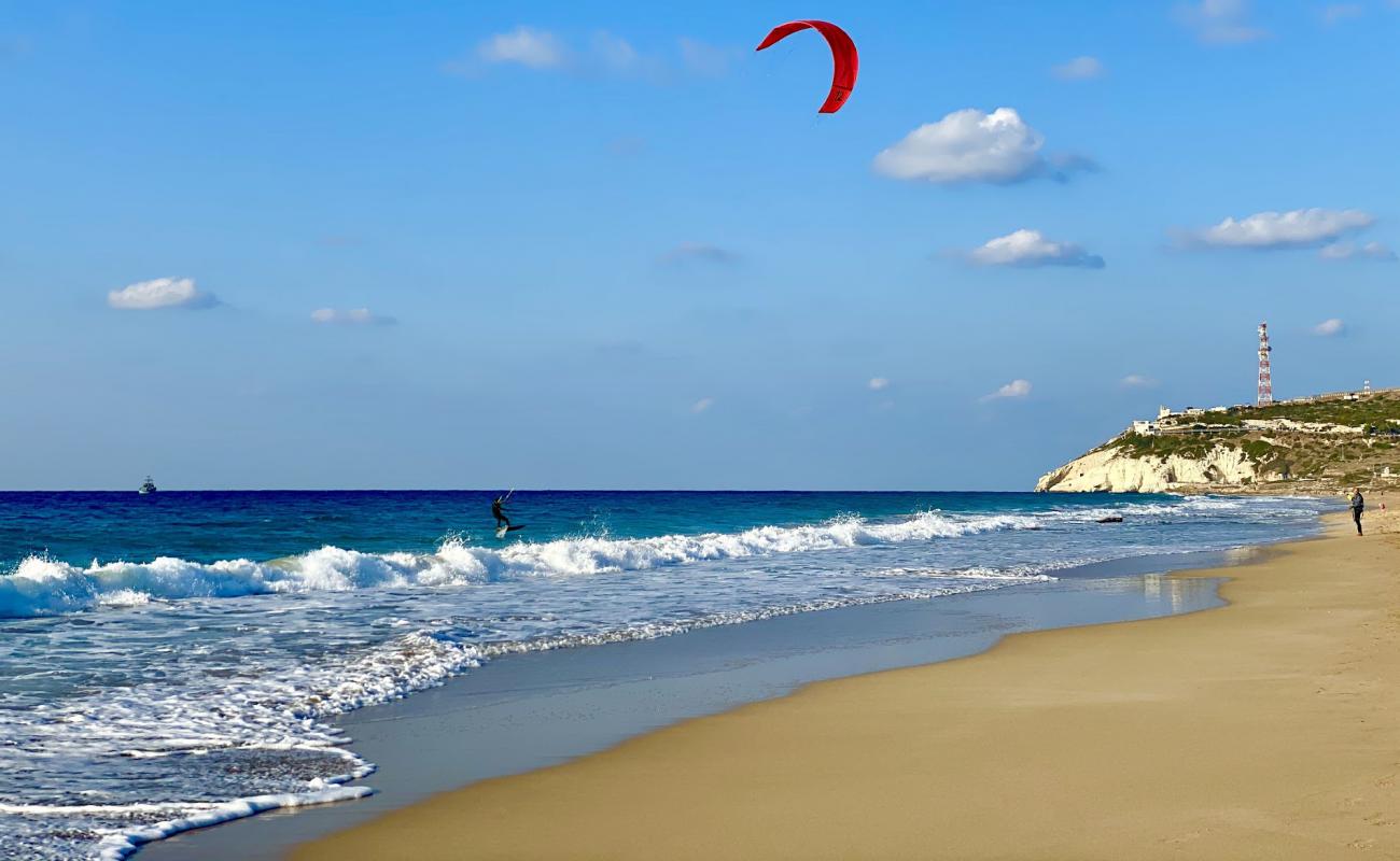 Фото Yefet's beach с светлый песок поверхностью