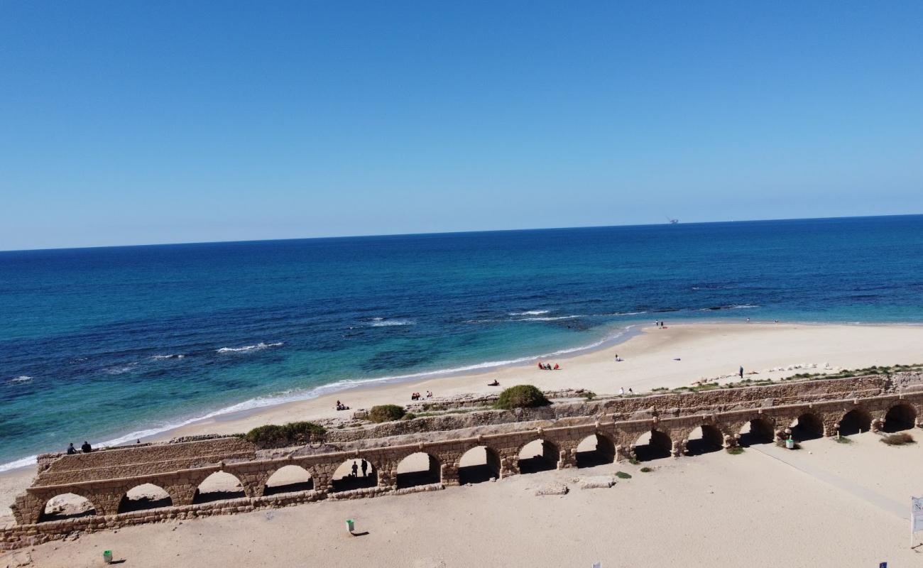 Фото Caesarea beach с светлый песок поверхностью