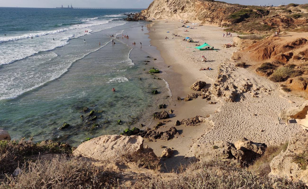 Фото Gedor Sea beach с светлый песок поверхностью