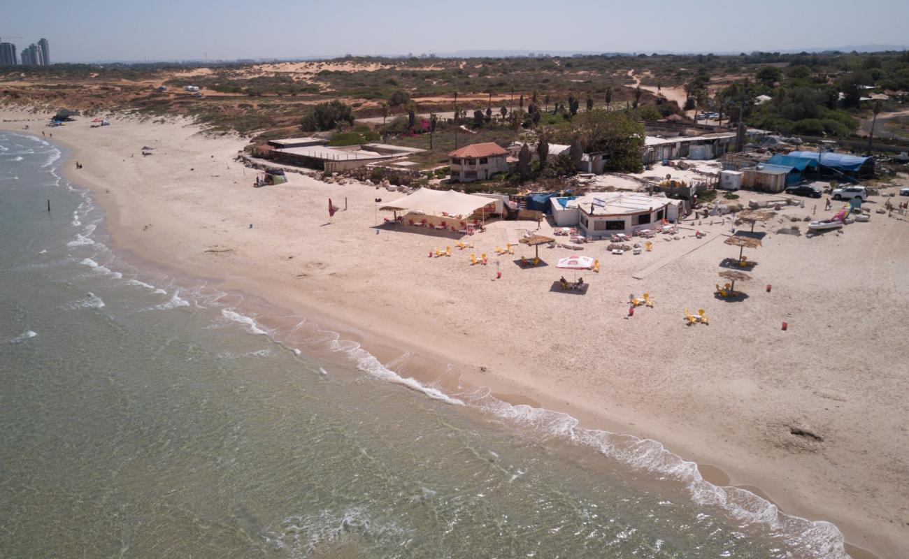 Фото Mikhmoret beach с светлый песок поверхностью