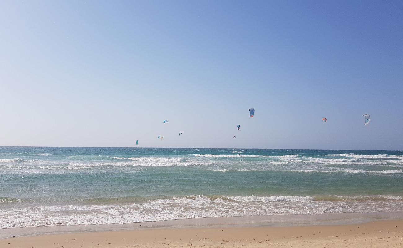 Фото Beit Yanai beach с светлый песок поверхностью