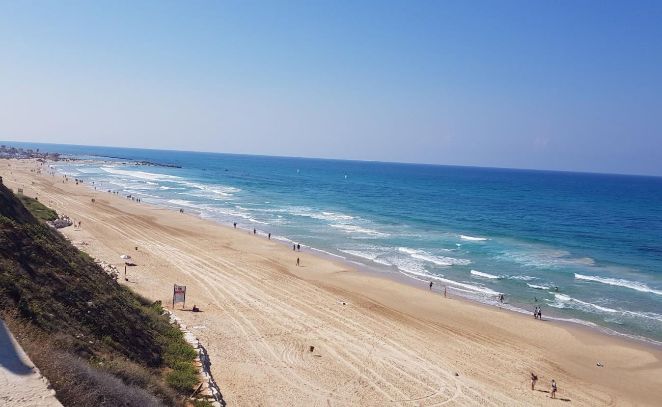 Фото Tamnoon beach с золотистый песок поверхностью