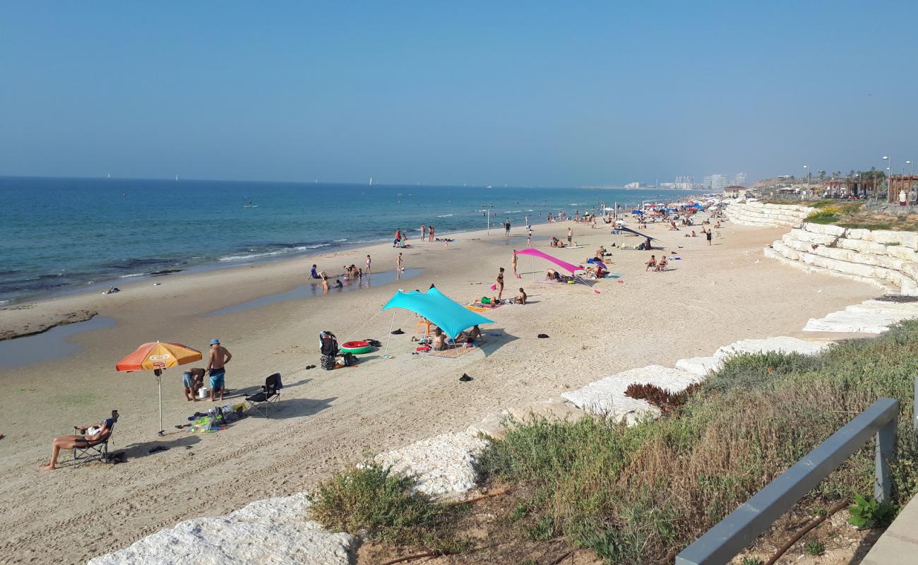 Фото Hatzuk beach с золотистый песок поверхностью