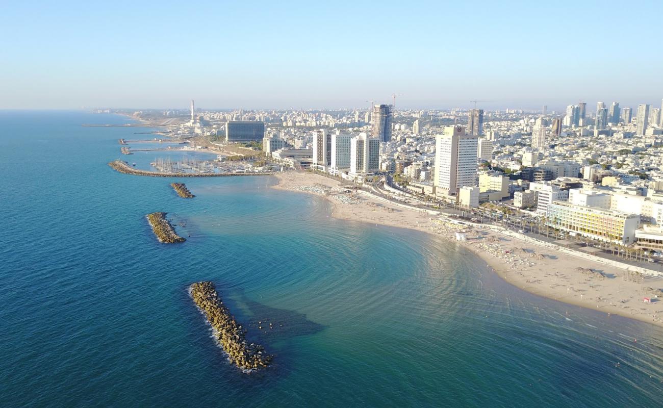 Фото Tel Aviv beach с золотистый песок поверхностью