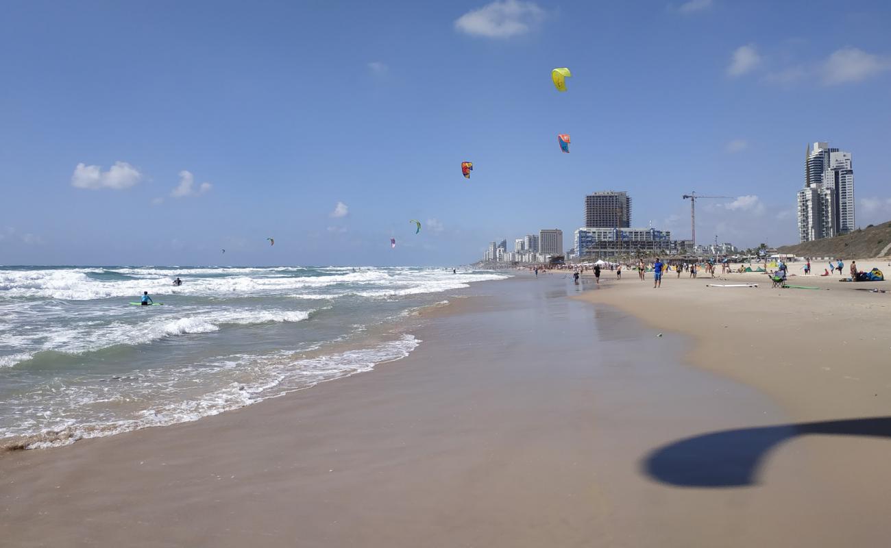 Фото Shirat Hayam beach с золотистый песок поверхностью