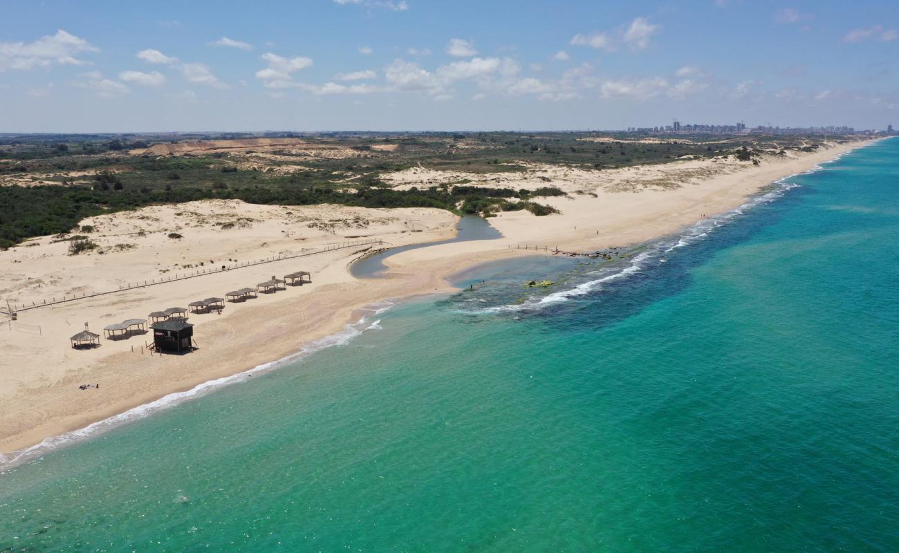 Фото Nitsanim beach с светлый песок поверхностью