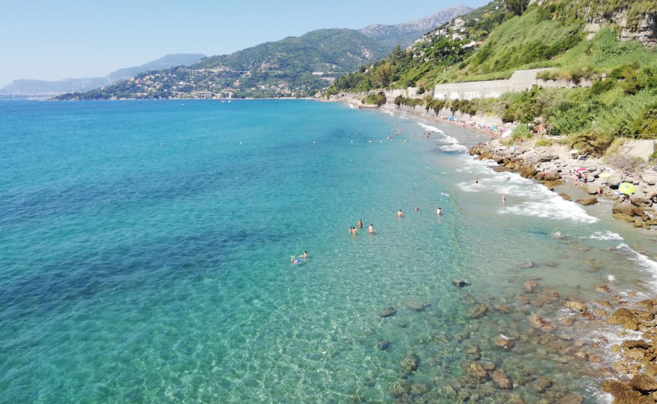 Фото Le Calandre beach с темный песок поверхностью