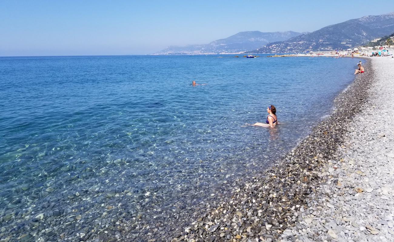 Фото Spiaggia Ventimiglia с серая галька поверхностью